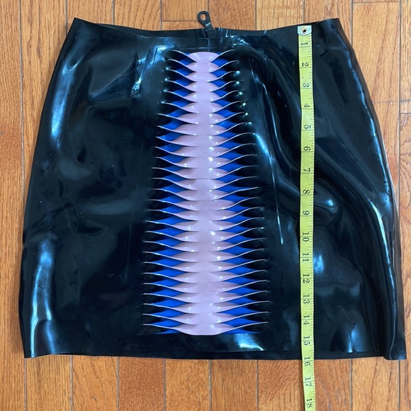 Latex mini skirt by Tableaux Vivants size small. - Picture 5 of 6